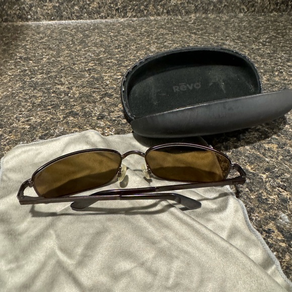 Men’s Revo Polarized Sunglasses - Picture 4 of 8